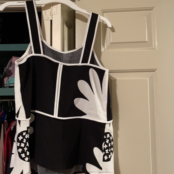 Victoria Beckham - Picture 2 of 3